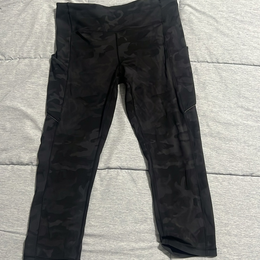 LULULEMON size 8 speed up crop 21” incognito camo multi grey